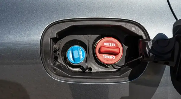 Dwa korki wlewu paliwa: czerwony z napisem DIESEL i niebieski z napisem AdBlue. Co to AdBlue? To płyn do redukcji emisji spalin w dieslach.