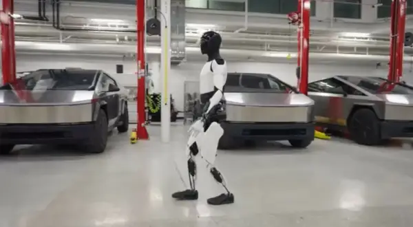 Optimus, robot Tesli, spaceruje obok Cybertrucków. Elon Musk marzy o przyszłości.