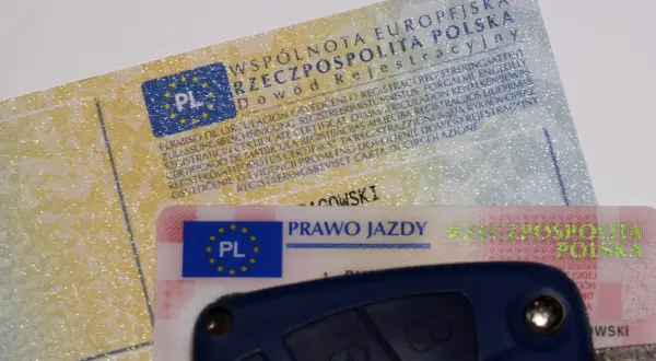Dowód rejestracyjny z napisem "o2 w dowodzie rejestracyjnym" i prawo jazdy.