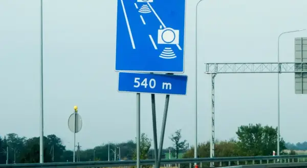 Znak informuje o odcinkowych pomiarach prędkości na A4. Za 540 m czeka Cię kontrola.