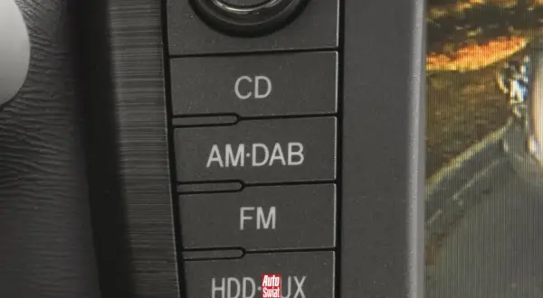 Przyciski radia samochodowego: CD, AM-DAB, FM, HDD/AUX. Czy wiesz, co to dab+? To cyfrowe radio.