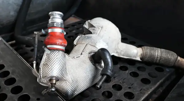Element układu wydechowego z osłoną termiczną, gotowy do czyszczenia DPF bez demontażu.