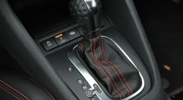 Widok na dźwignię **automatyczna skrzynia biegów oznaczenia** P, R, N, D, S. Obok przyciski trybów Comfort, Sport i ESP Off.