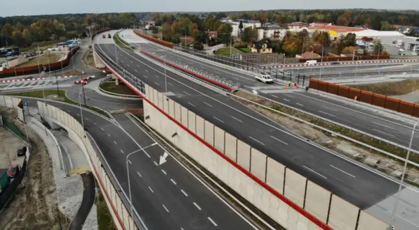 Nowa wschodnia obwodnica Warszawy z wielopoziomowymi węzłami i ekranami akustycznymi.