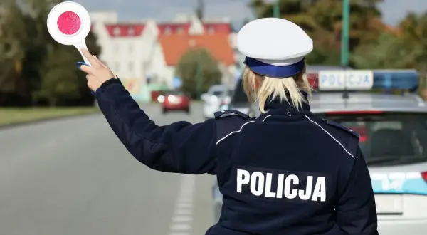 Policjantka kieruje ruchem, przypominając o tym, po jakim czasie kasują się punkty karne.