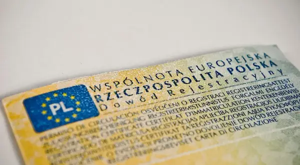 Dowód rejestracyjny z napisem "Wspólnota Europejska Rzeczpospolita Polska" i symbolem "PL". Brak miejsca w dowodzie rejestracyjnym.