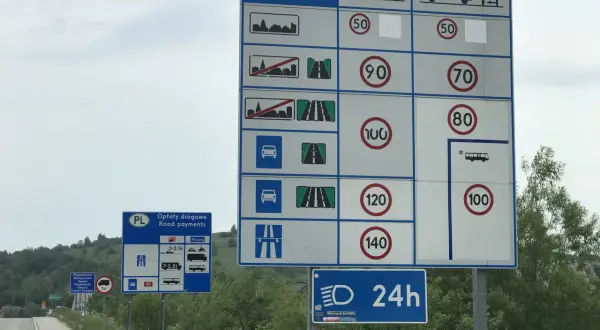 Znaki drogowe w Polsce informują o opłatach i ograniczeniach prędkości na drogach. Widoczne są limity 50, 70, 80, 90, 100, 120 i 140 km/h.