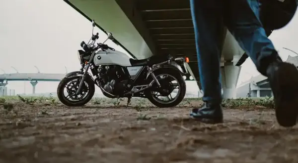 Motocykl pod estakadą. Czekam na informację, do kiedy koncesja na A2, by ruszyć w trasę.