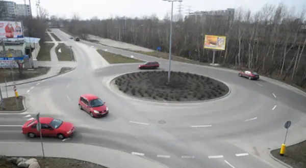 Rondo turbinowe jak jeździć: czerwone samochody bezpiecznie pokonują zakręty.