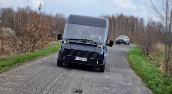 Nowoczesny polski samochód elektryczny na wiejskiej drodze.