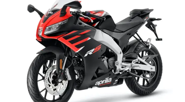 Sportowy motocykl Aprilia RS 125 w czerwono-czarnej kolorystyce. Idealny jako pierwszy motor na kat B.