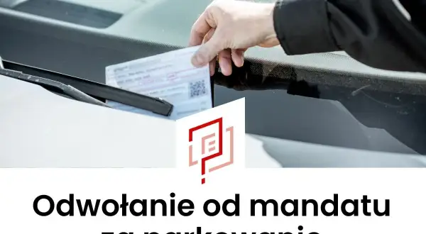 Dłoń umieszcza mandat za wycieraczką. Tekst informuje o możliwości złożenia odwołania od mandatu za parkowanie.