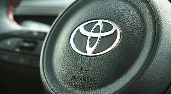 Kierownica z logo Toyota, symbolem marki samochodów. Widoczny napis SRS AIRBAG.