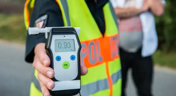 Policja przeprowadza badanie krwi na narkotyki, używając alkomatu. Wynik 0.93 promila.