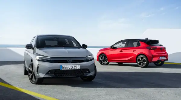 Dwa Ople Corsa: szary z przodu, czerwony z tyłu. Idealne pierwsze auto dla dziewczyny, stylowe i nowoczesne.