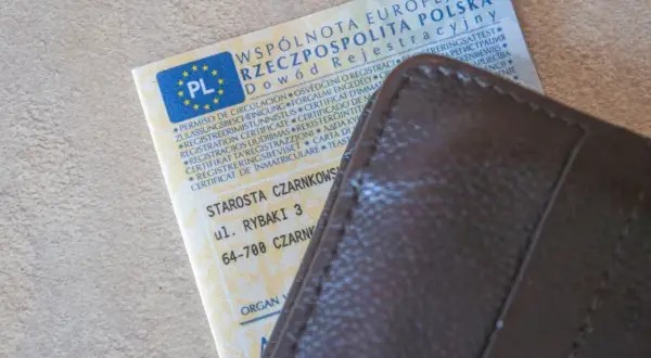 Dowód rejestracyjny pojazdu, który może być podstawą do nałożenia kary za nieodebranie dowodu rejestracyjnego.
