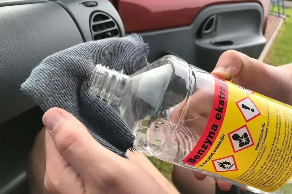 Jak odkleić naklejkę z szyby samochodu? Użyj benzyny ekstrakcyjnej na szmatce, by łatwo usunąć klej.