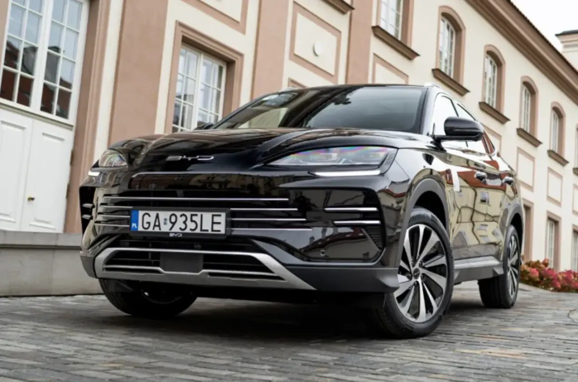 Czarny SUV BYD na brukowanej ulicy. Idealny wybór dla tych, którzy chcą skorzystać z dopłat do samochodów hybrydowych.