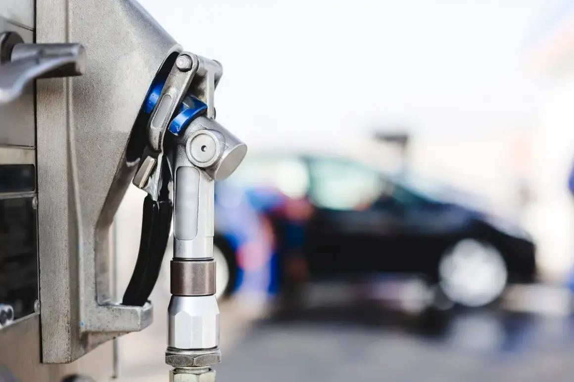 Dystrybutor paliwa, gotowy do tankowania samochodu. Ekologiczne rozwiązanie, jakim jest diesel na gaz, zyskuje na popularności.