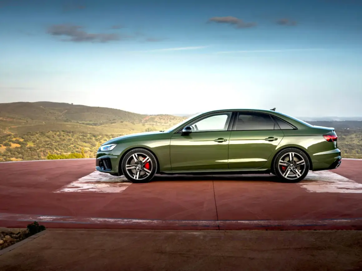 Zielony Audi RS4 na tle krajobrazu. Czy Audi jest drogie w utrzymaniu? Ten model sugeruje, że warto.