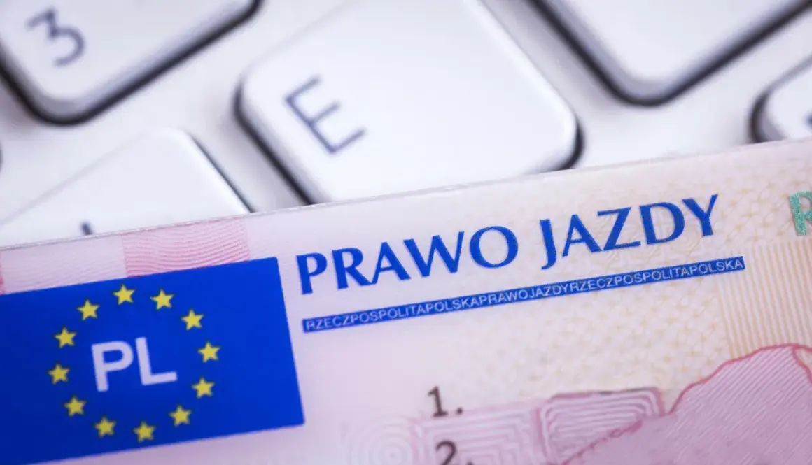 Polskie prawo jazdy na tle klawiatury. Dokument ważny w całej Unii Europejskiej, w tym w Czechach.