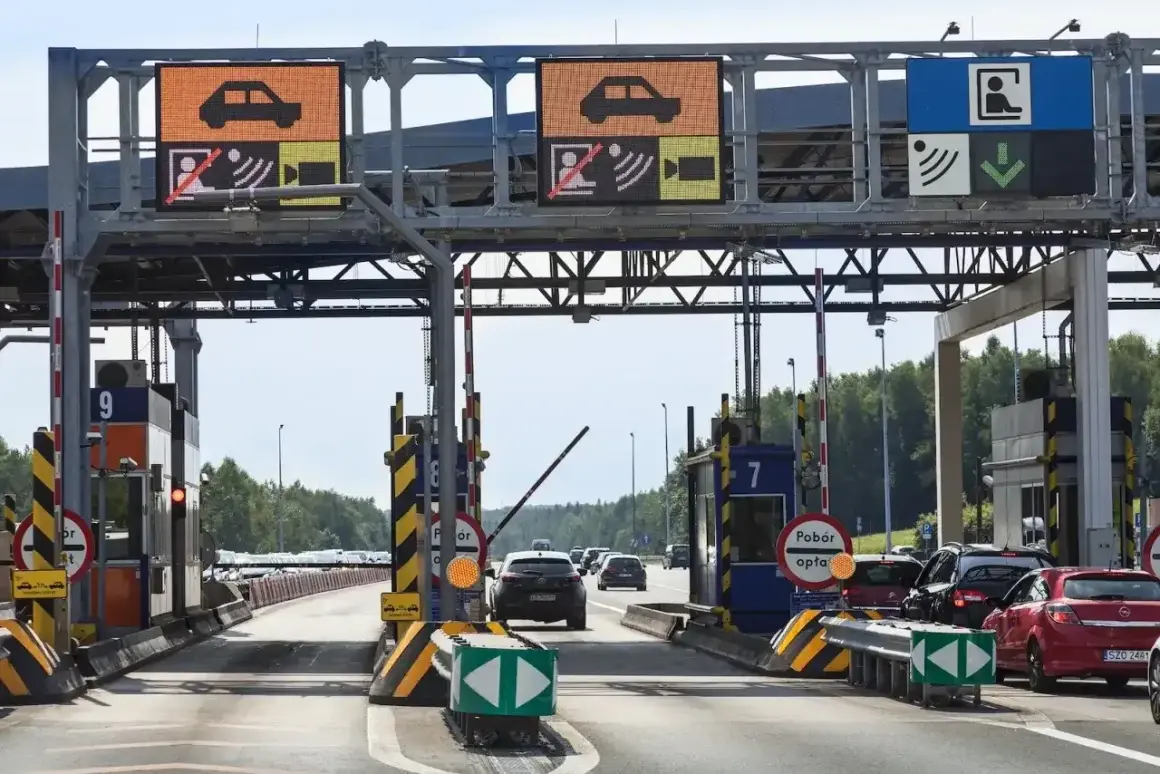 Koniec podróży autostradą A4. Opłaty Katowice-Kraków pobierane na bramkach. Samochody czekają w kolejce.