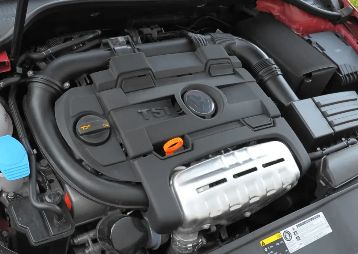Silnik VW 1.4 TSI z widocznym logo TSI i osłoną.