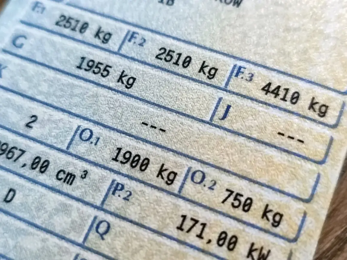 Fragment dowodu rejestracyjnego z danymi pojazdu, m.in. masa całkowita i dopuszczalna ładowność. Brak informacji o rodzaju paliwa w dowodzie rejestracyjnym.