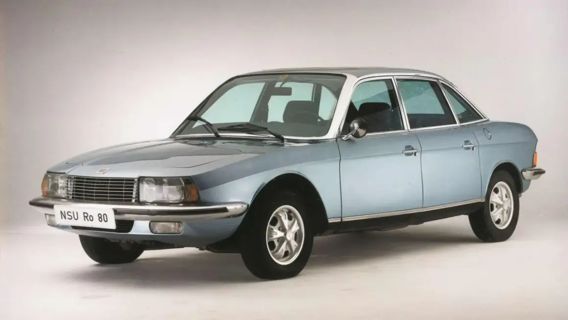 Niebieski sedan NSU Ro 80, znany z innowacyjnego silnika Wankla, w jakich autach stosowano ten nietypowy napęd.