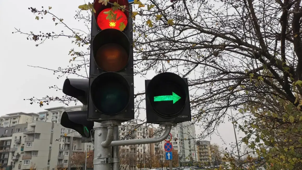 Sygnalizator S2 z zieloną strzałką w prawo. Główny sygnalizator pokazuje czerwone światło, co oznacza zakaz wjazdu.