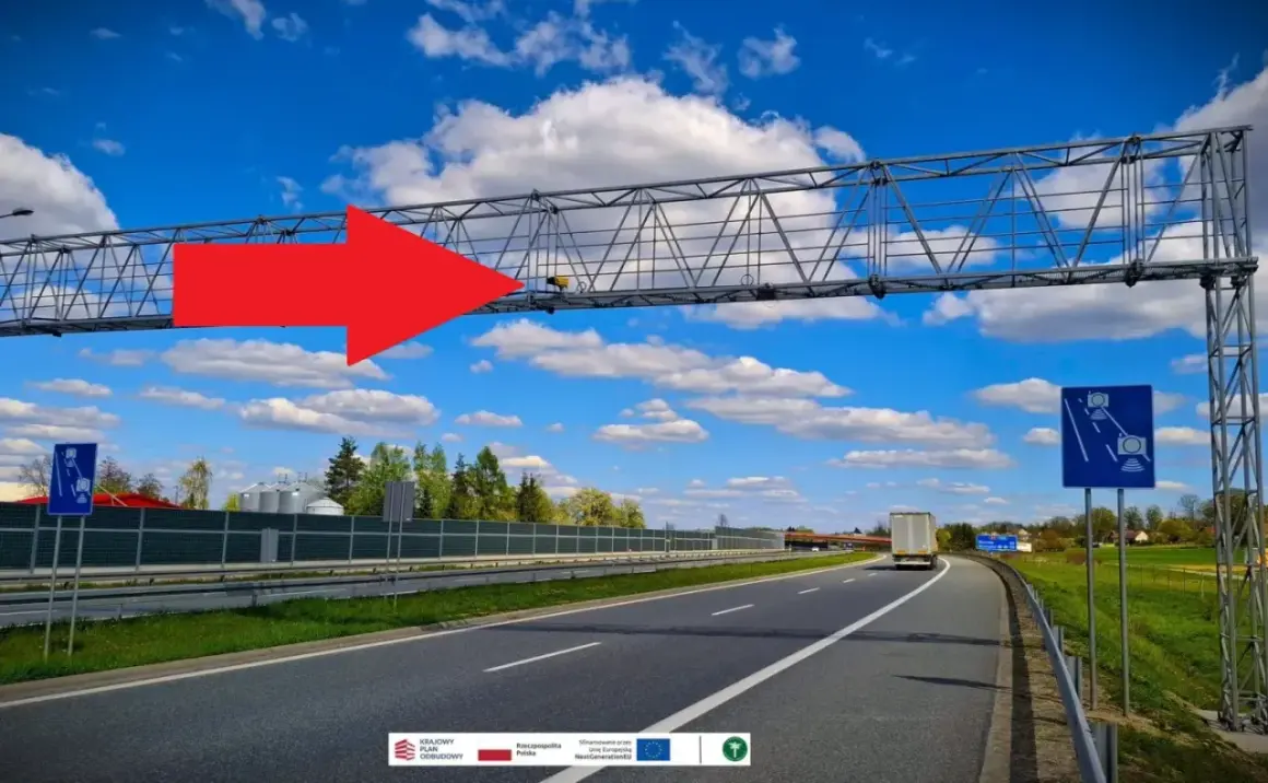 Czerwona strzałka wskazuje na bramownicę z systemem odcinkowego pomiaru prędkości na A4.