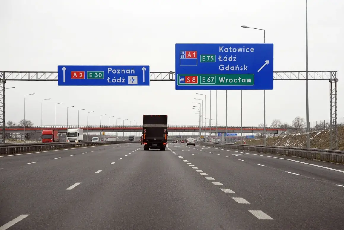 Droga ekspresowa S8 i autostrada A1, A2. Znaki drogowe pokazują kierunki do Poznania, Łodzi, Katowic, Gdańska i Wrocławia.
