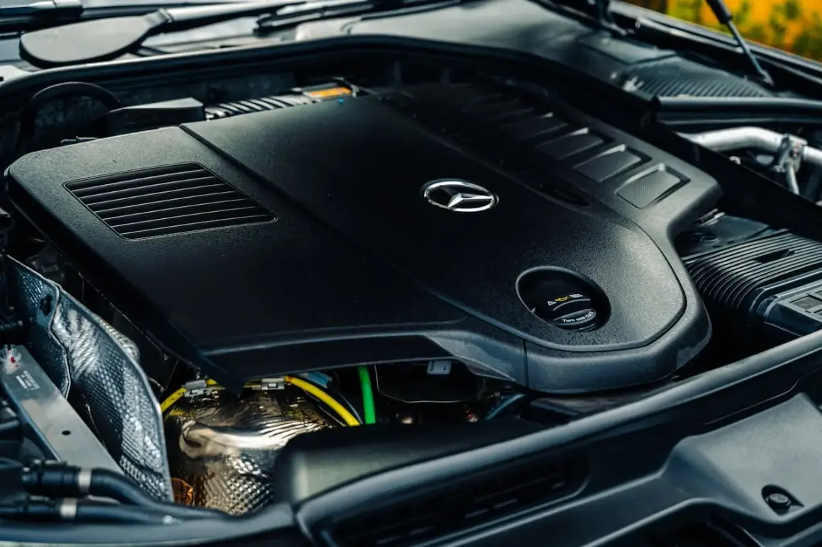Silnik diesla Mercedes-Benz, idealny do miasta, z logo marki.