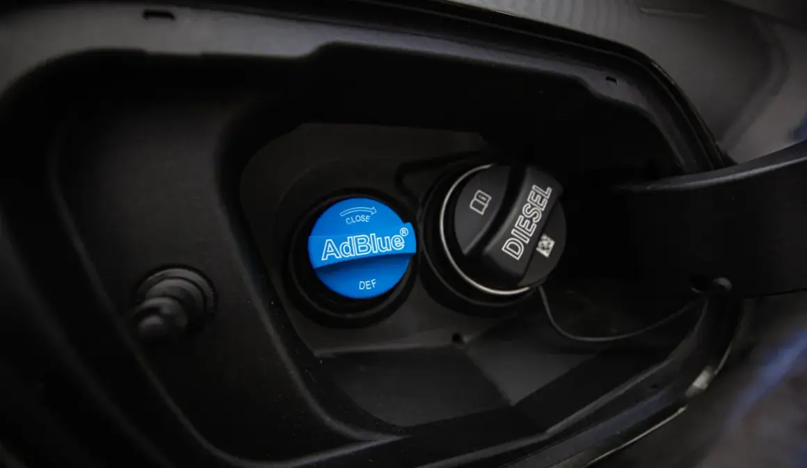 Dwa korki wlewu paliwa: niebieski z napisem AdBlue i DEF, czarny z napisem Diesel. AdBlue do jakich samochodów? Do diesli!