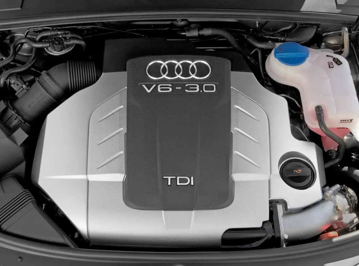 Silnik V6 3.0 TDI Audi. Widoczny rozrząd i elementy układu chłodzenia.