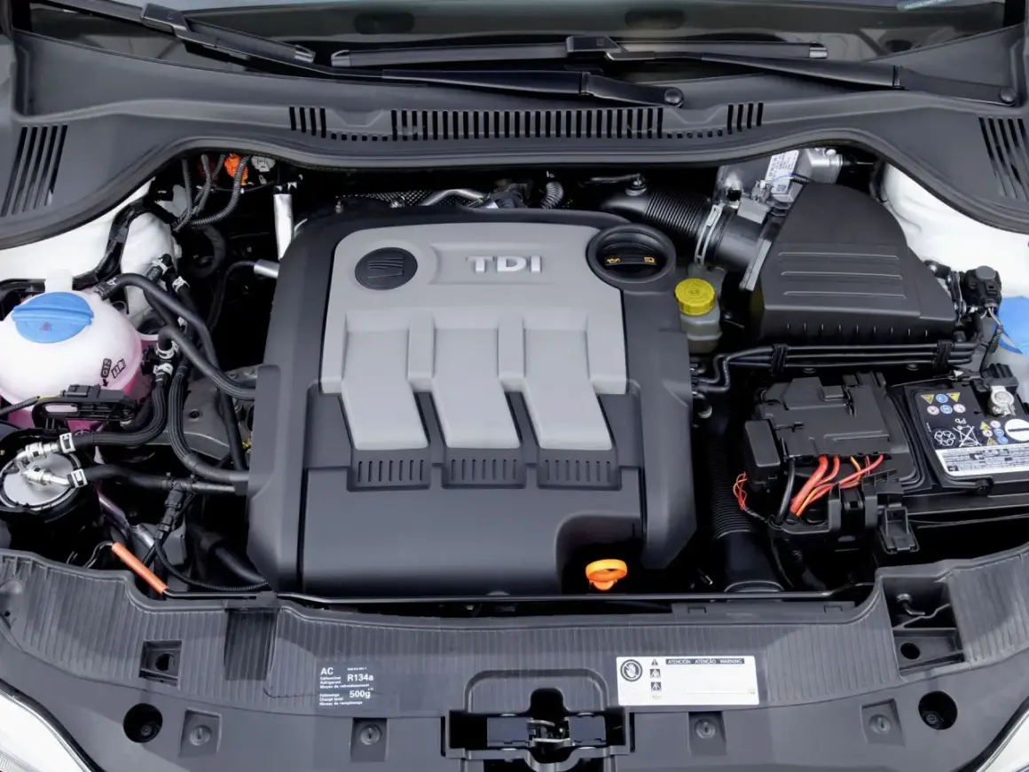 Silnik 1.4 TDI z widocznym osprzętem, akumulatorem i płynem chłodniczym.