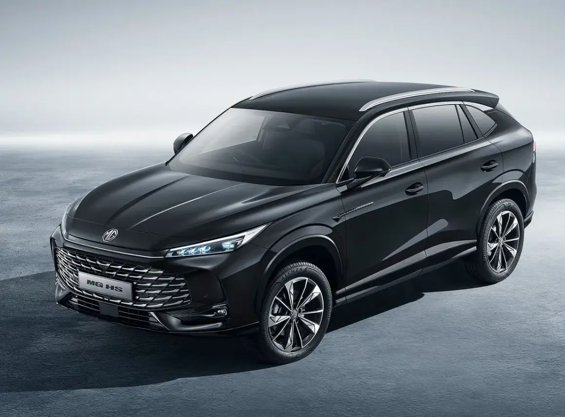 Elegancki, czarny SUV MG HS, jeden z chińskich samochodów marki, prezentuje się nowocześnie z chromowanym grillem i LED-owymi światłami.