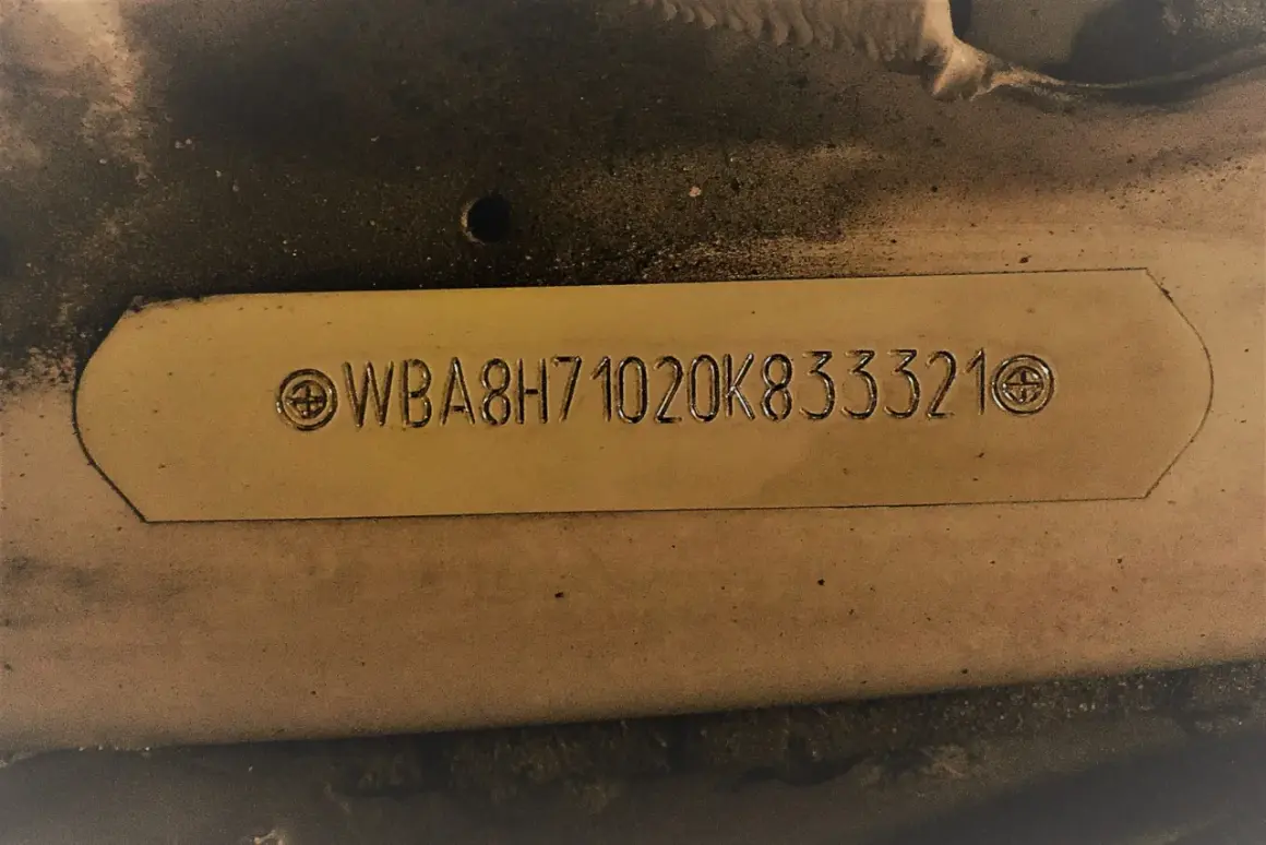 Tabliczka z numerem VIN WBA8H71020K833321. Chcesz wiedzieć, jak sprawdzić normę Euro po VIN? Ten numer pomoże Ci to ustalić.