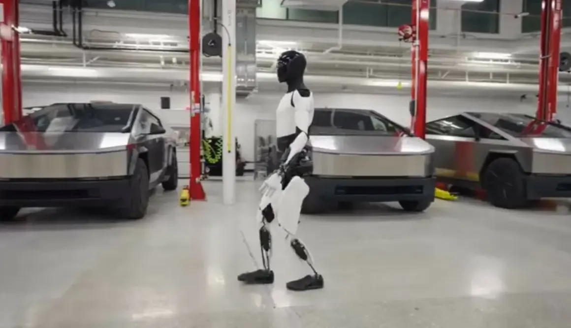 Optimus, robot Tesli, spaceruje obok Cybertrucków. Elon Musk marzy o przyszłości.