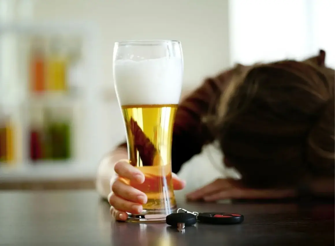 Ręka sięga po piwo, obok kluczyki. Zastanawiasz się, ile promili po jednym piwie? Nie ryzykuj.