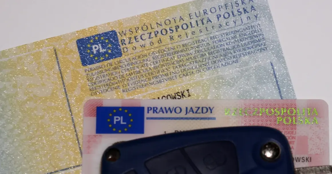 Dowód rejestracyjny z napisem "o2 w dowodzie rejestracyjnym" i prawo jazdy.