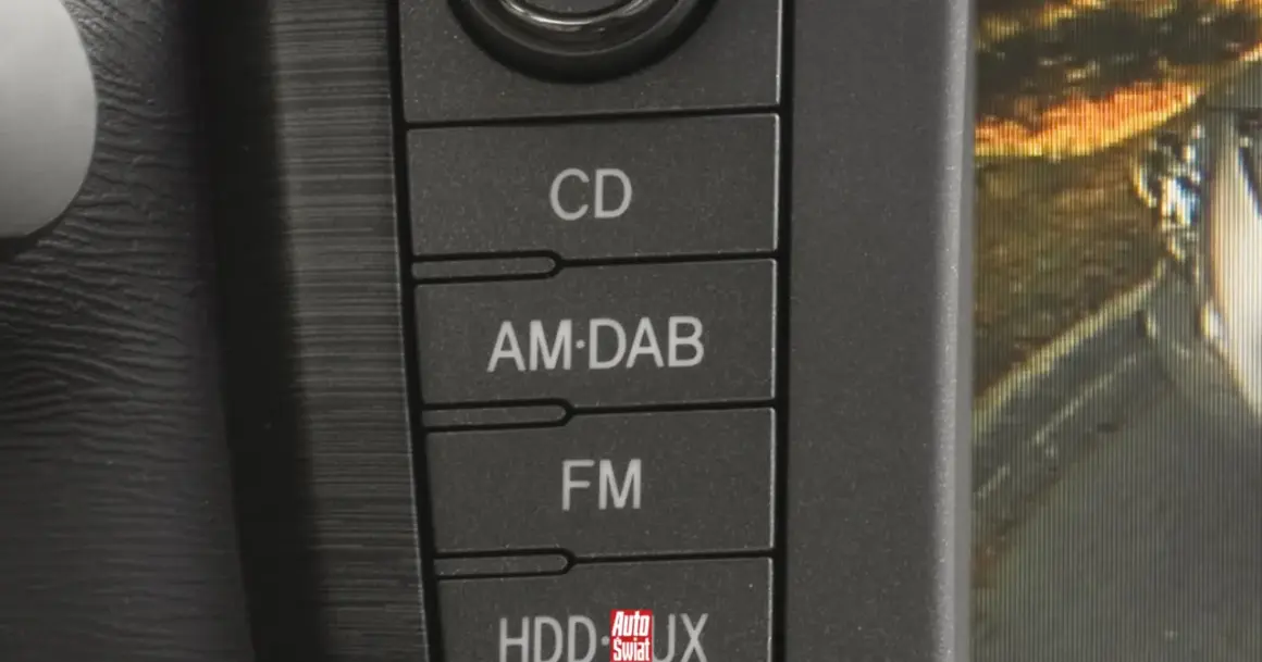 Przyciski radia samochodowego: CD, AM-DAB, FM, HDD/AUX. Czy wiesz, co to dab+? To cyfrowe radio.