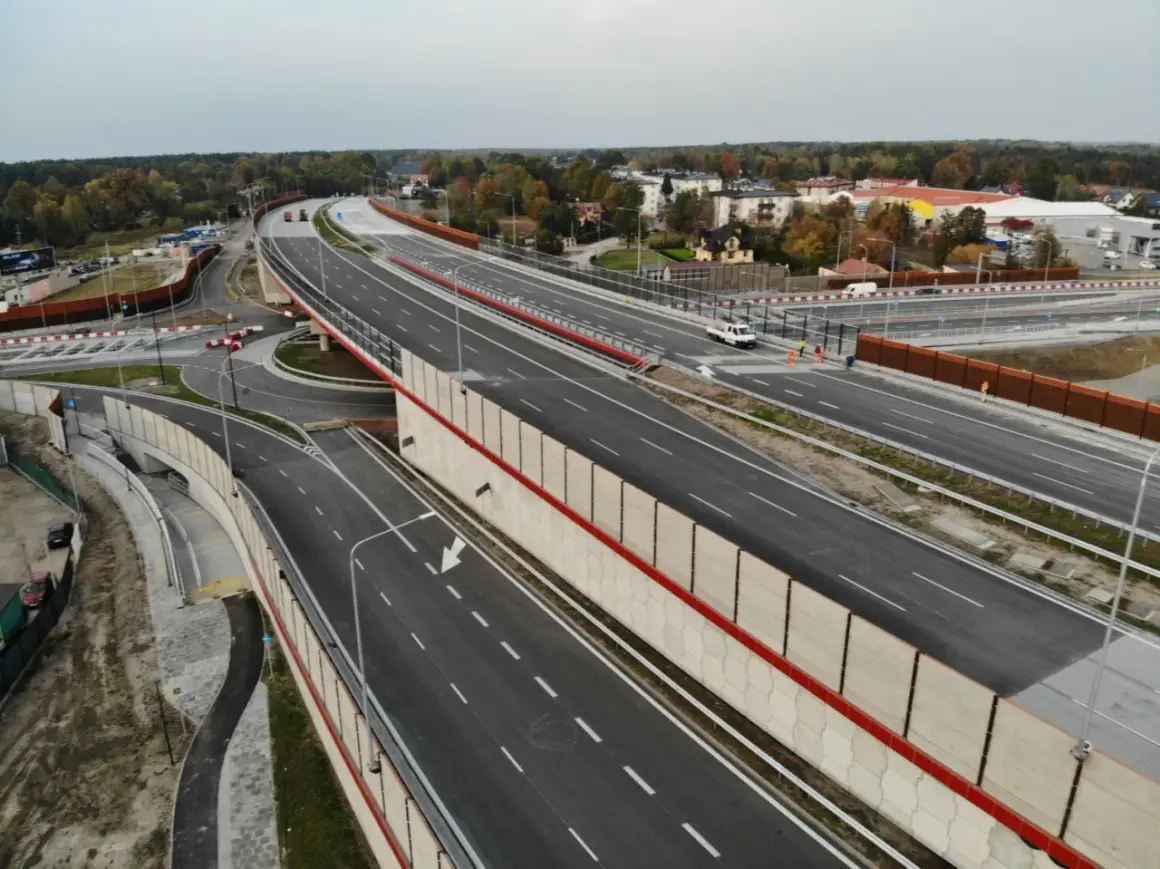 Nowa wschodnia obwodnica Warszawy z wielopoziomowymi węzłami i ekranami akustycznymi.