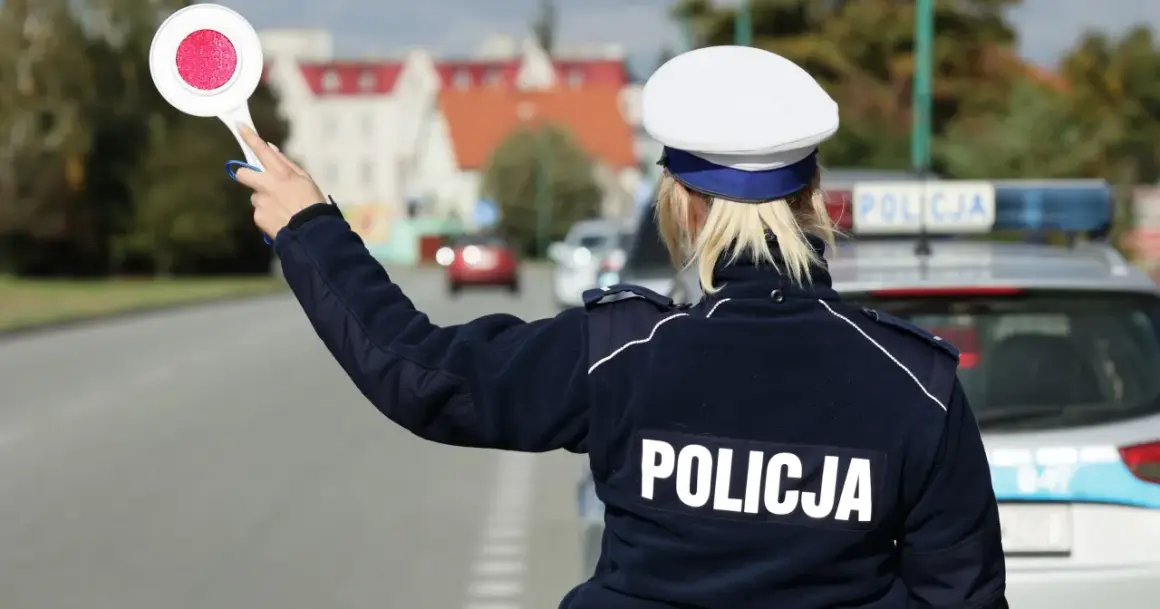 Policjantka kieruje ruchem, przypominając o tym, po jakim czasie kasują się punkty karne.