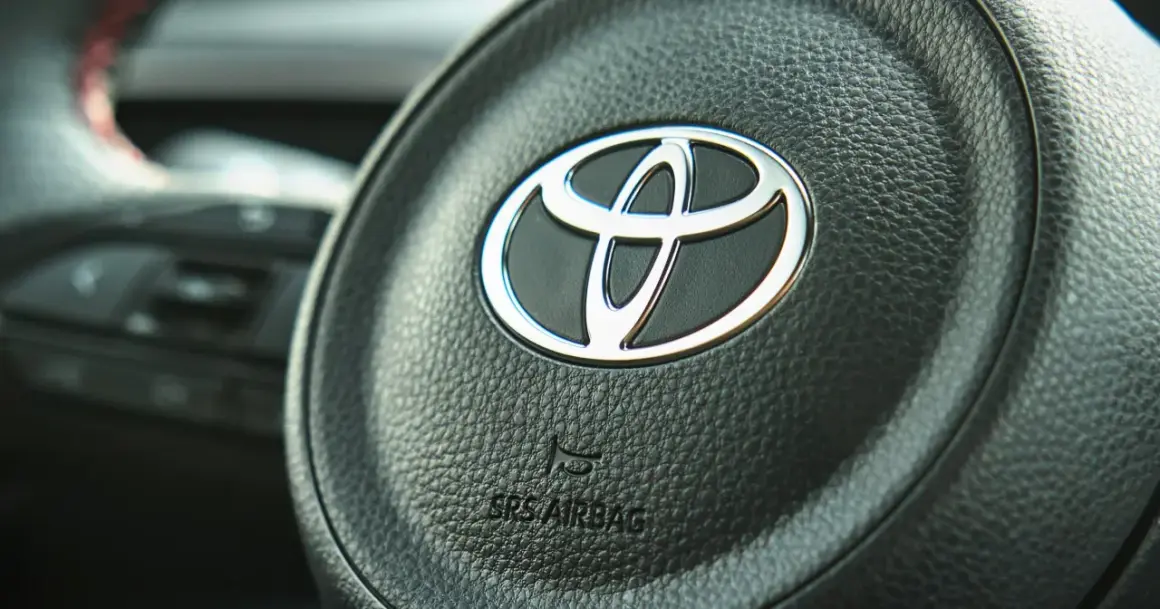 Kierownica z logo Toyota, symbolem marki samochodów. Widoczny napis SRS AIRBAG.