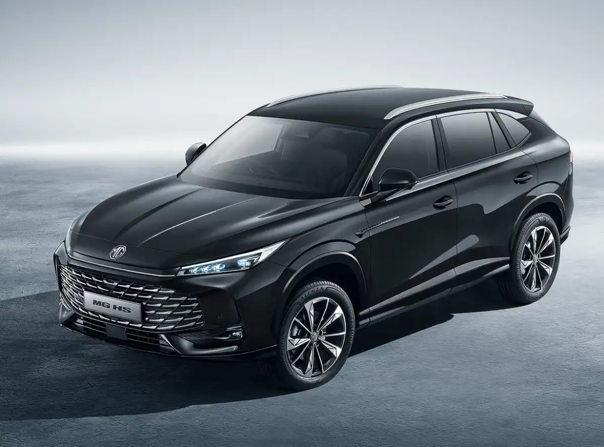 Elegancki, czarny SUV MG HS, jeden z chińskich samochodów marki, prezentuje się nowocześnie z chromowanym grillem i LED-owymi światłami.