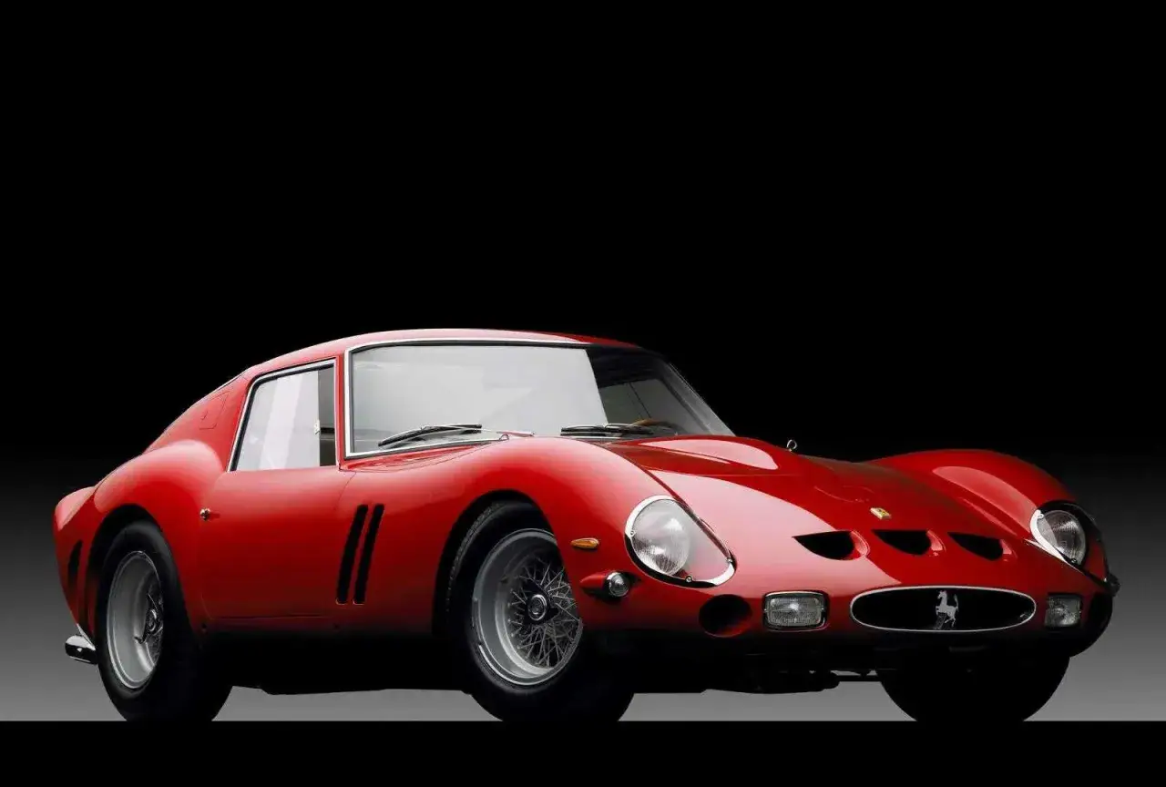 Klasyczny czerwony Ferrari 250 GTO, ikona włoskich marek samochodów, błyszczy na czarnym tle.