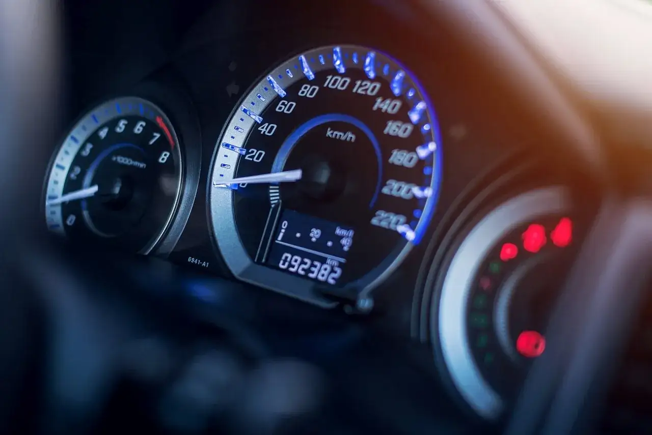 Deska rozdzielcza z licznikiem wskazującym 92382 km. Niski przebieg samochodu jest dobry, świadczy o mniejszym zużyciu.