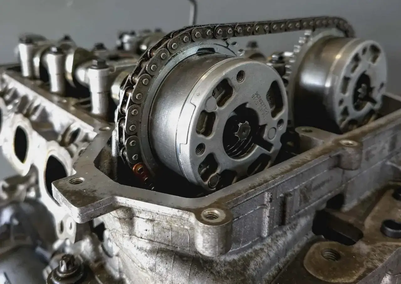 Widok na mechanizm rozrządu nowego silnika 1.2 PureTech. Widoczne koła zębate i łańcuch.
