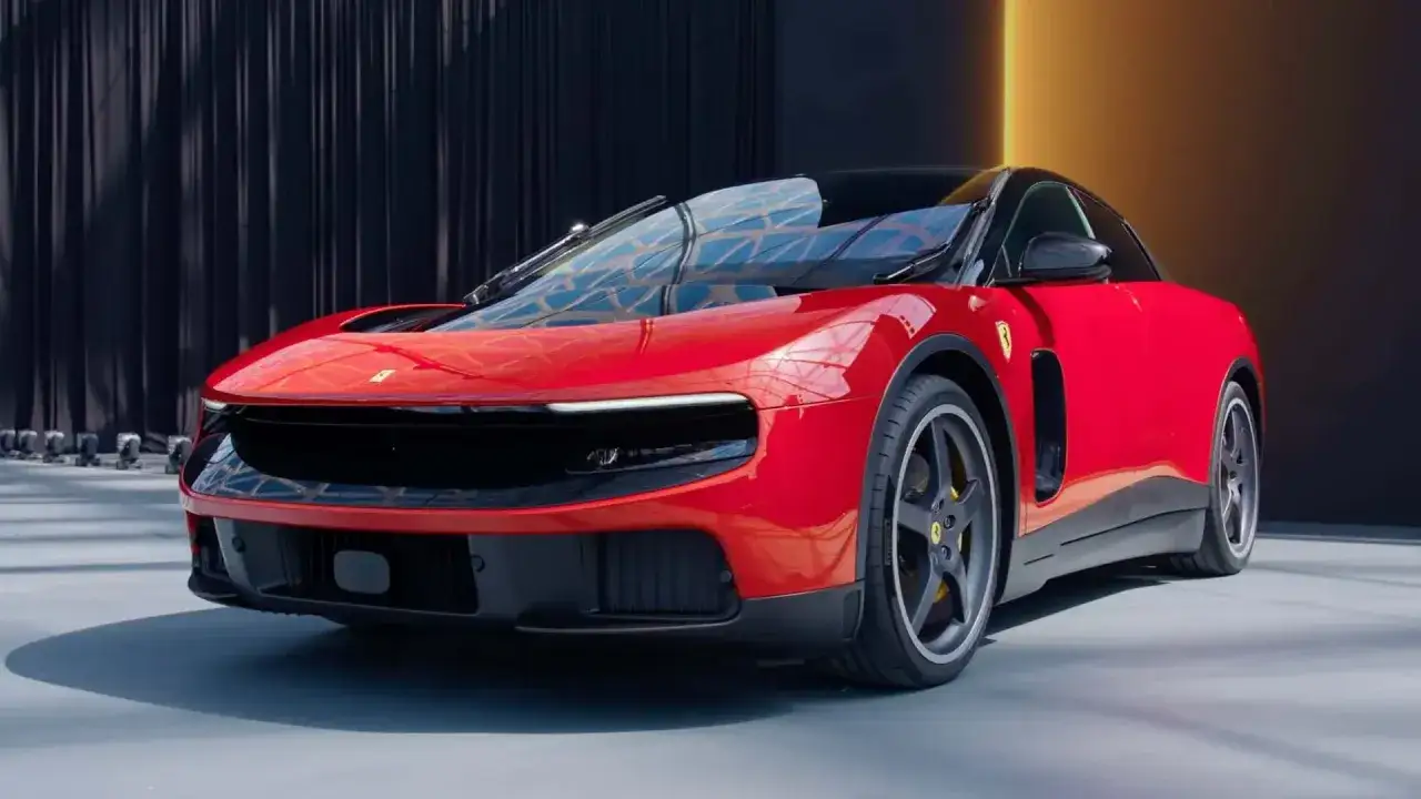 Czerwone Ferrari Purosangue, z czarnym dachem, prezentuje się w blasku, niczym ferrari luce. Jego dynamiczna linia i sportowy charakter przyciągają wzrok.